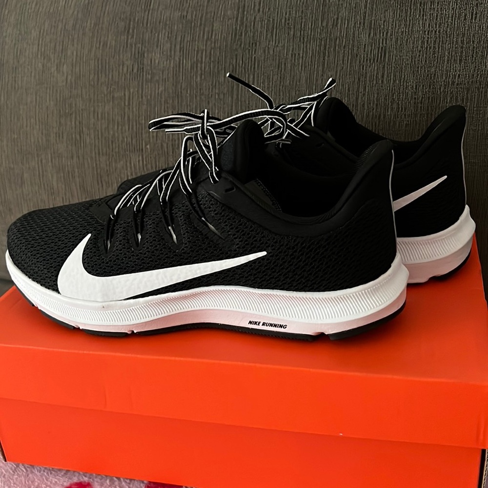 BRAND NEW NIKE QUEST 2
